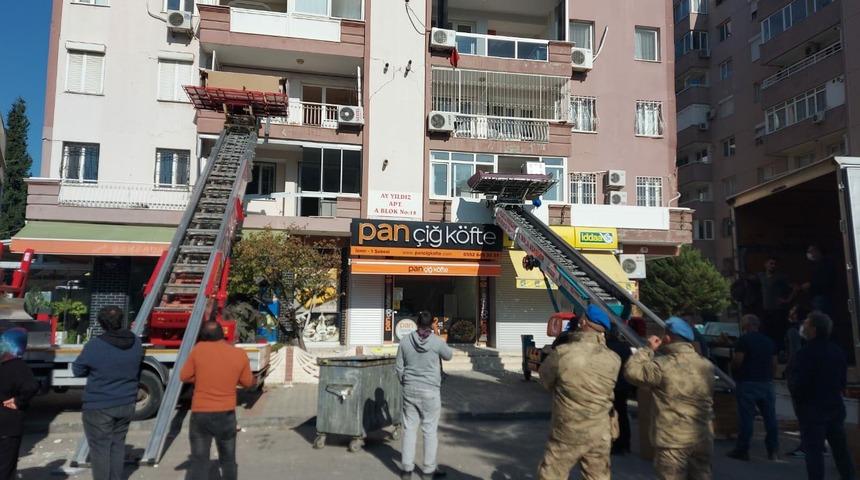 İzmir'i vuran 6.6'lık deprem sonrası vatandaşlar Bayraklı'dan kaçıyor