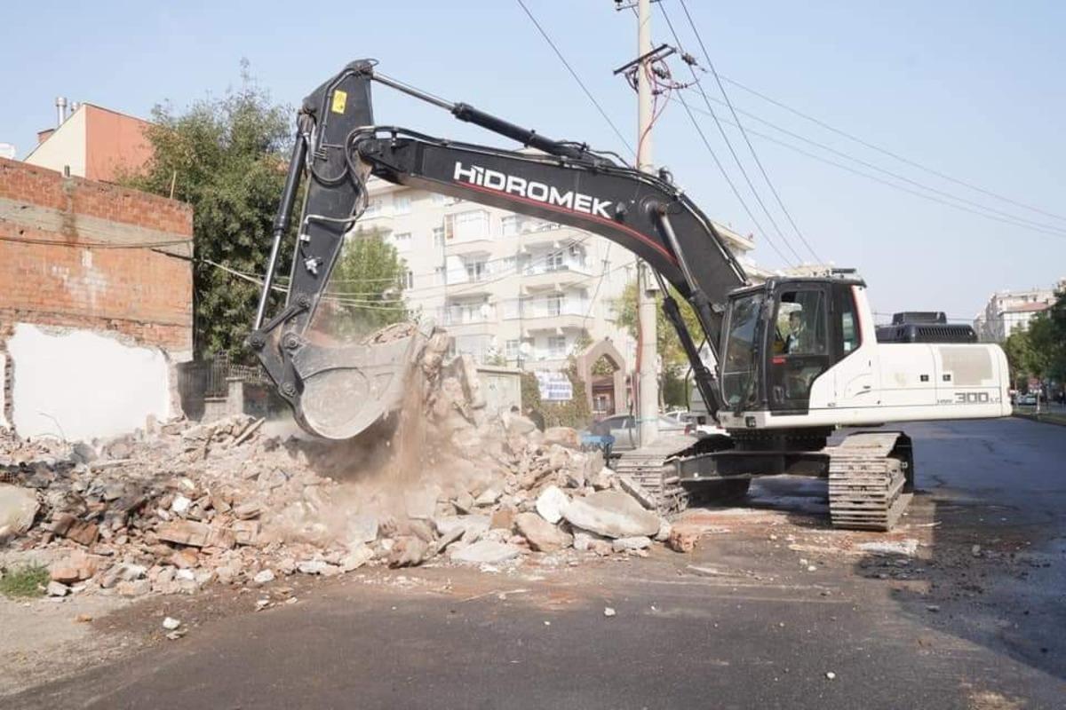 Bağlar&rsquo;da kamulaştırma kararı alınan yapılara yıkım