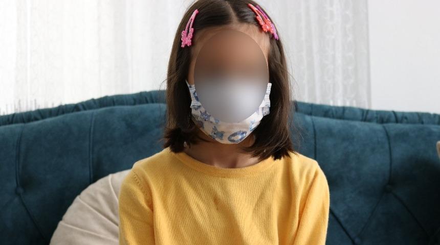 Y&uuml;z&uuml;ne t&uuml;k&uuml;r&uuml;len &ccedil;ocuğun ailesi g&ouml;r&uuml;nt&uuml;leri izledi, t&uuml;k&uuml;ren kızdan şikayet&ccedil;i oldu