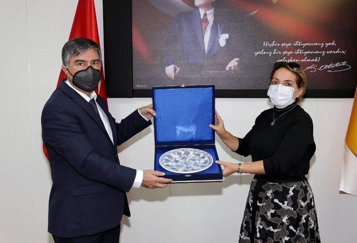 İnönü Fen-Edebiyat Fakültesi’nin dekanı değişti G3