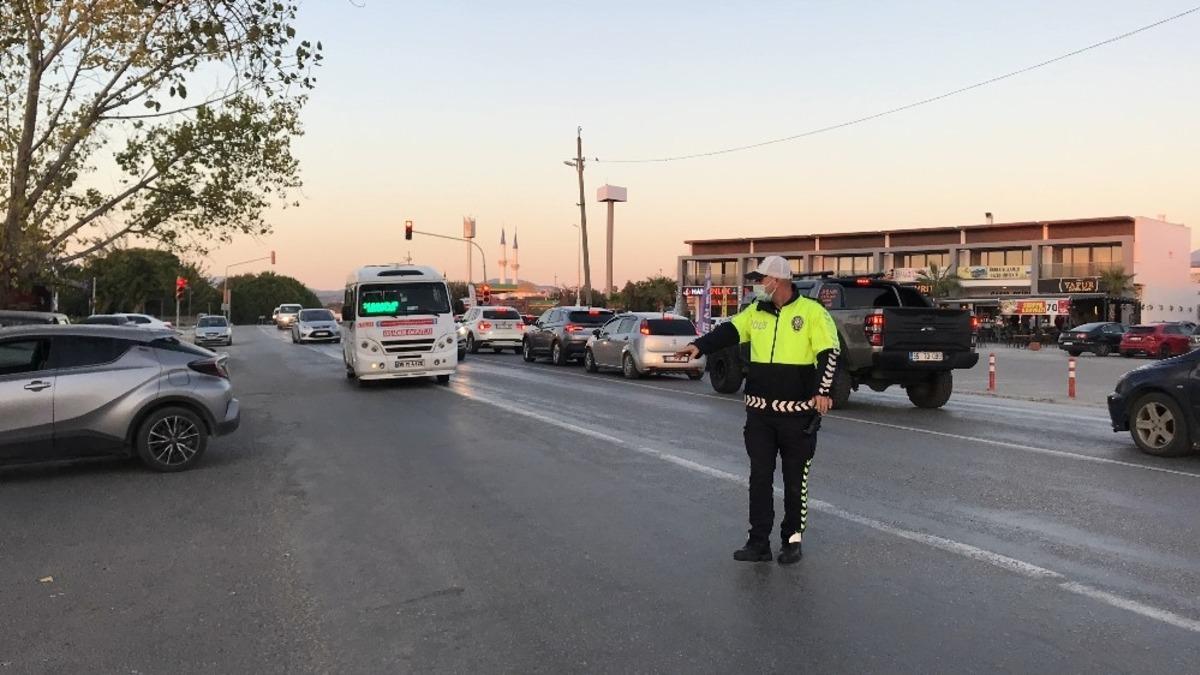 Kuşadası&rsquo;nda minib&uuml;slerde maske denetlemesi yapıldı