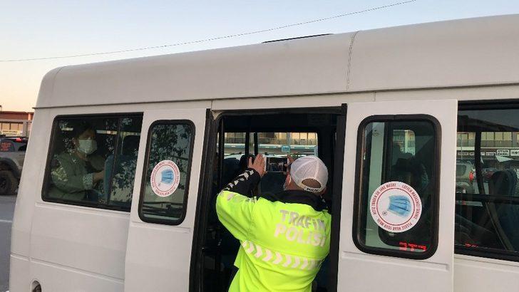 Kuşadası’nda minibüslerde maske denetlemesi yapıldı G3