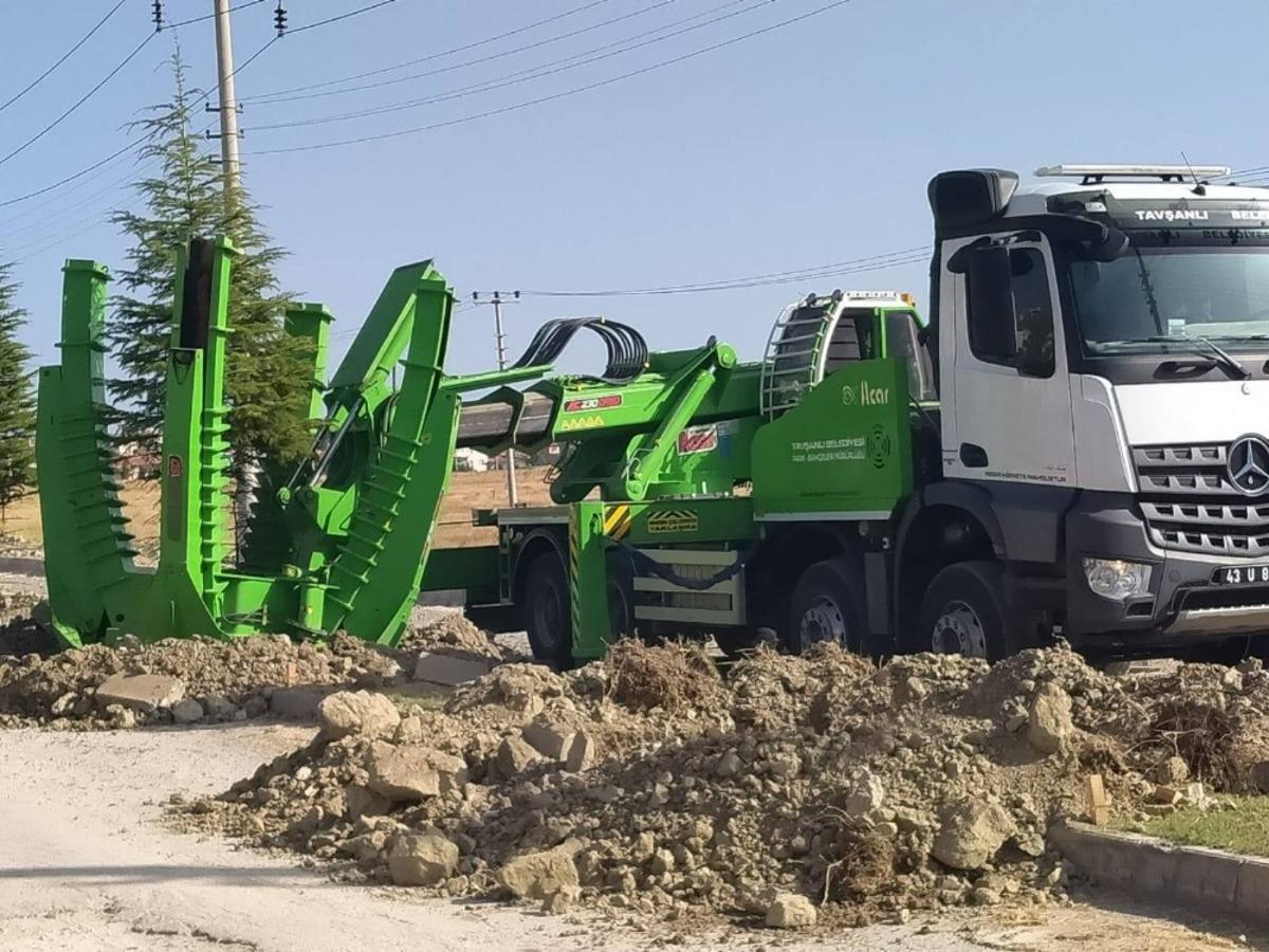 Tavşanlı&rsquo;da mezarlık ve parklara 88 &ccedil;am fidanı dikildi