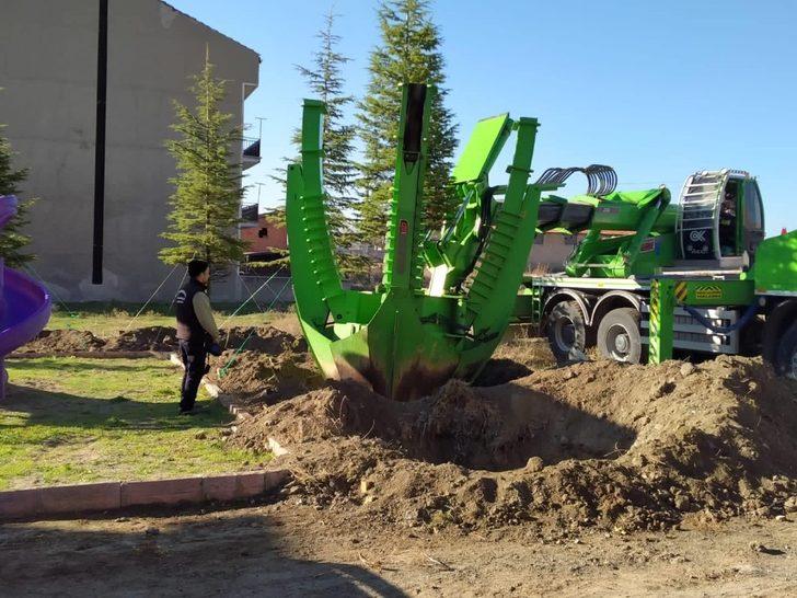 Tavşanlı’da mezarlık ve parklara 88 çam fidanı dikildi G2