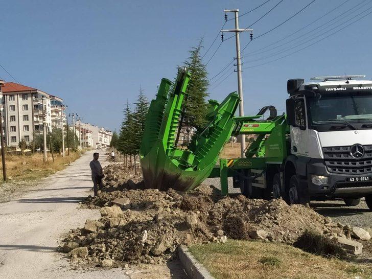 Tavşanlı’da mezarlık ve parklara 88 çam fidanı dikildi G3