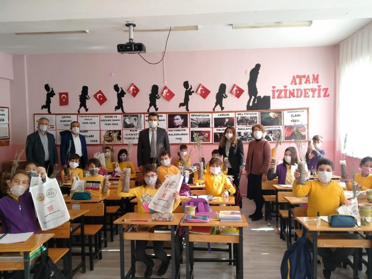 &Ouml;ğrencilere lavanta fidanı dağıtıldı