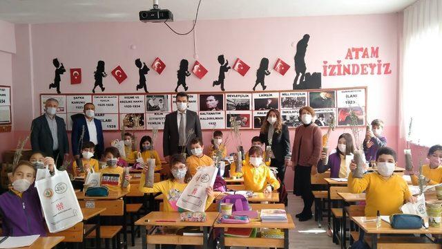 Öğrencilere lavanta fidanı dağıtıldı