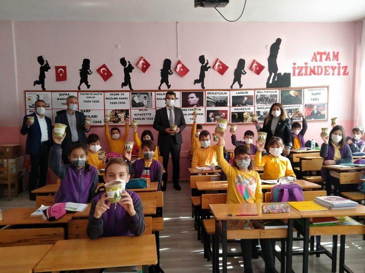 Öğrencilere lavanta fidanı dağıtıldı G2