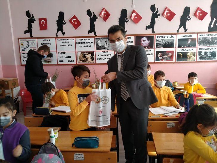 Öğrencilere lavanta fidanı dağıtıldı G3