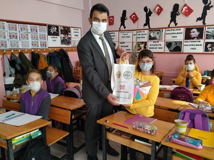 Öğrencilere lavanta fidanı dağıtıldı G4