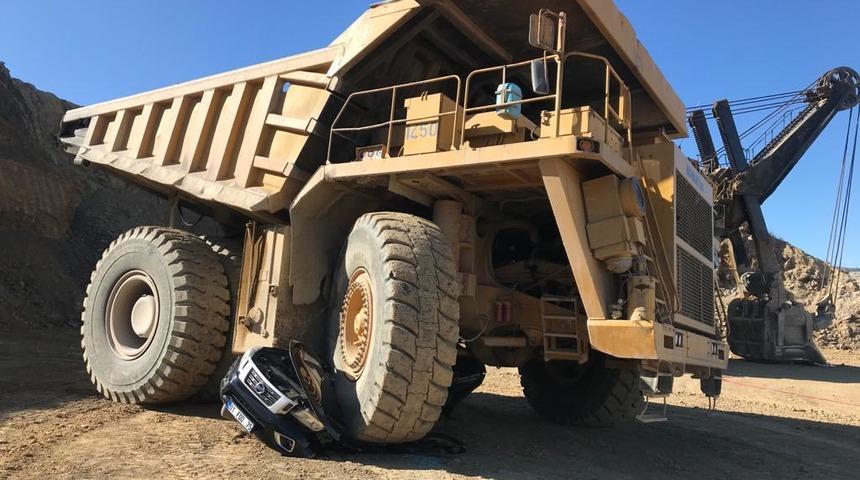 Şaşırtan görüntü! Dev iş makinesi, kamyoneti kağıt gibi ezdi