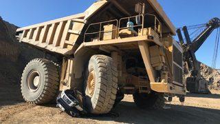 Şaşırtan görüntü! Dev iş makinesi, kamyoneti kağıt gibi ezdi