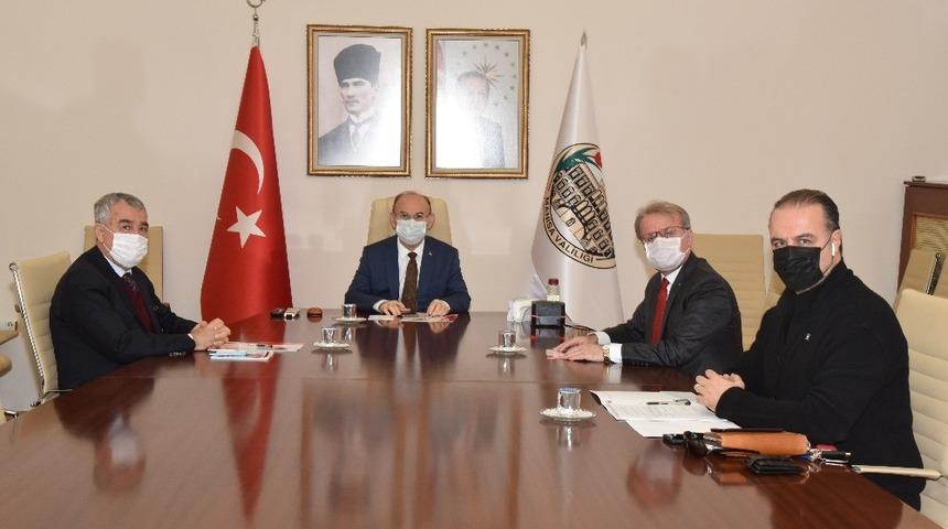 Vali Karadeniz kaymakamlarla yeni tedbirler i&ccedil;in g&ouml;r&uuml;şt&uuml;