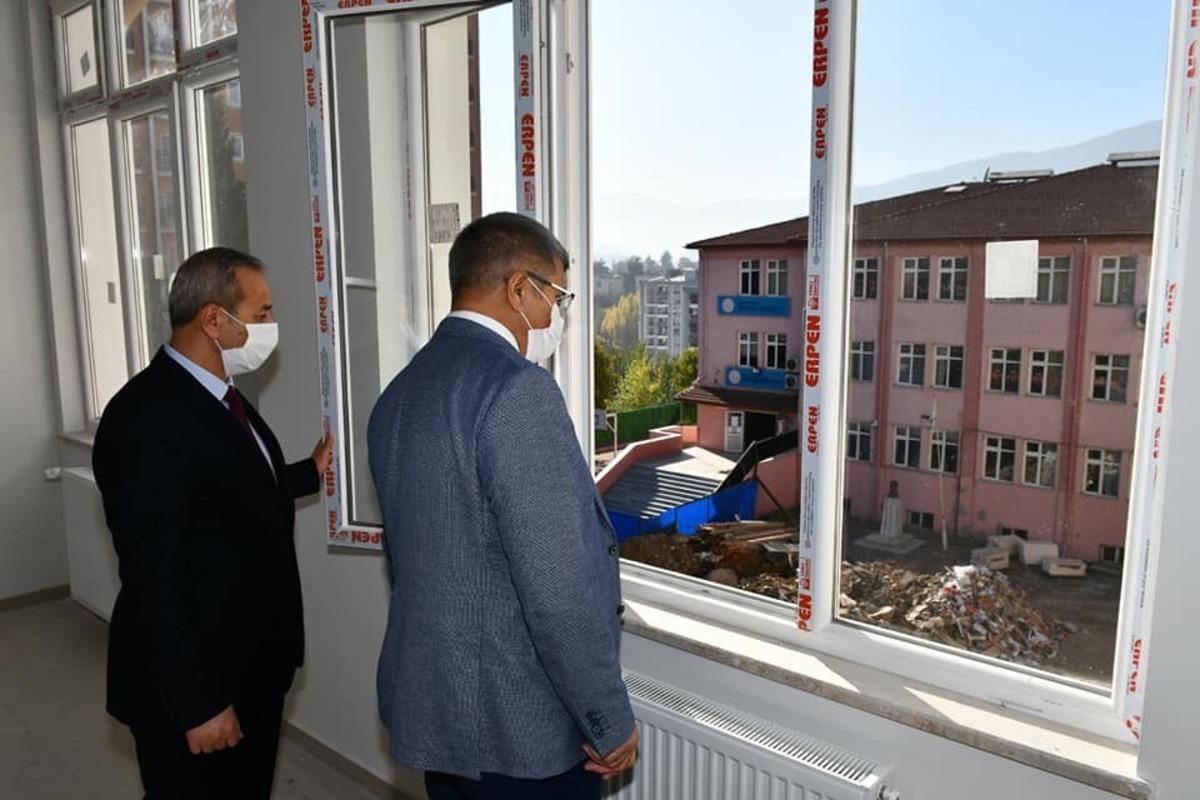 Vali G&uuml;rel, okullardaki &ccedil;alışmaları yerinde inceledi