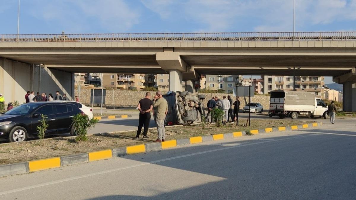 Kamyonetle &ccedil;arpışıp devrildi