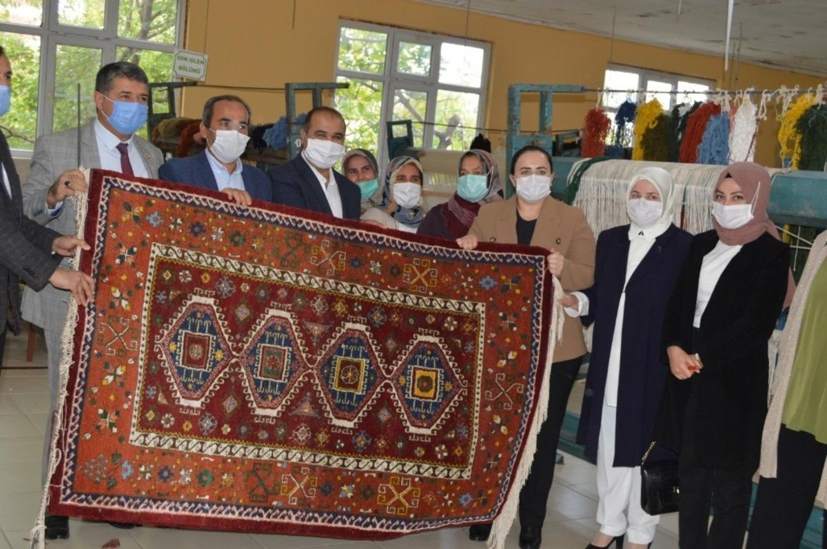 Kadınlar Cumhurbaşkanı Erdoğan i&ccedil;in dokudu