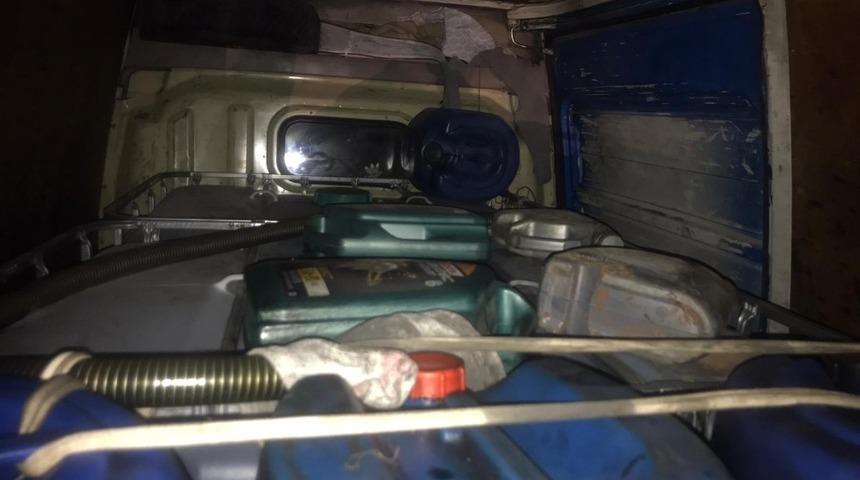 Binlerce litrelik varillerin i&ccedil;erisinden atık madeni yağlar &ccedil;ıktı