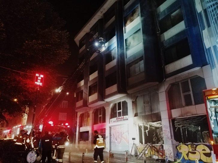 Kadıköy’de beş katlı özel eğitim kurumu alev alev yandı Son Dakika