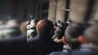 Dağlık Karabağ’da kaybeden Ermenistan’da hükümet binası basıldı