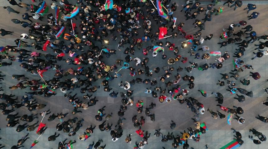Azerbaycan halkı Karabağ zaferini meydanlarda kutluyor