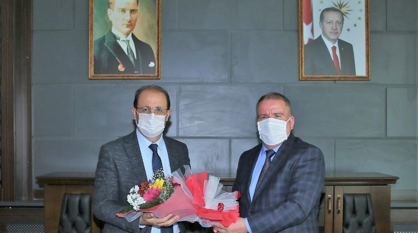 İlahiyat Fak&uuml;ltesi Dekanlığına Prof. Dr. Ayengin atandı