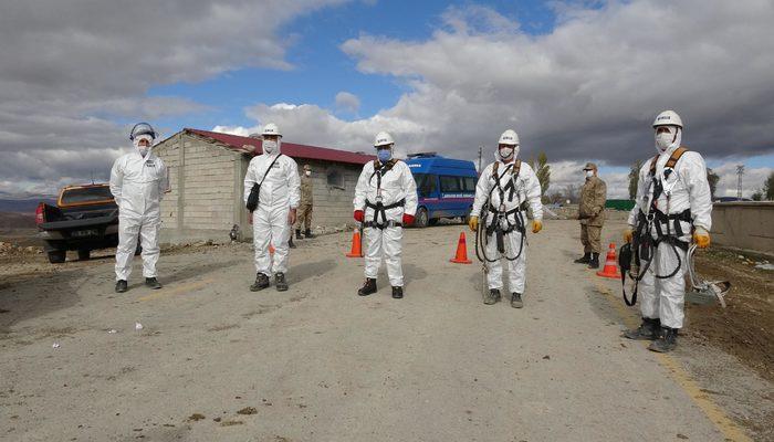 Karantina altındaki mahallenin elektrik arızasını özel kıyafetleriyle giderdiler