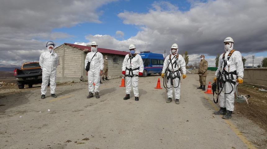 Karantina altındaki mahallenin elektrik arızasını özel kıyafetleriyle giderdiler