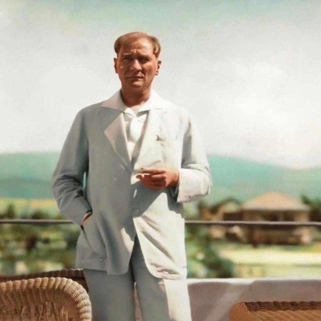 &Uuml;nl&uuml;lerden 10 Kasım Atat&uuml;rk'&uuml; Anma G&uuml;n&uuml; paylaşımları