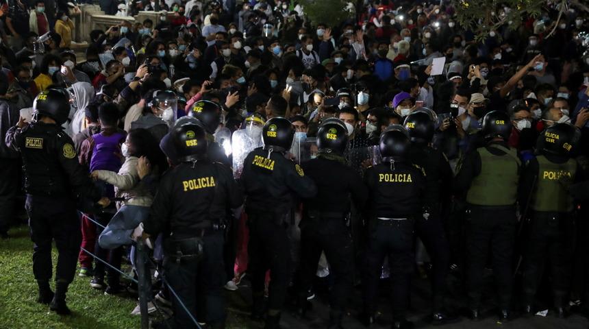 Peru'da Devlet Başkanı azledildi, protestolar patladı