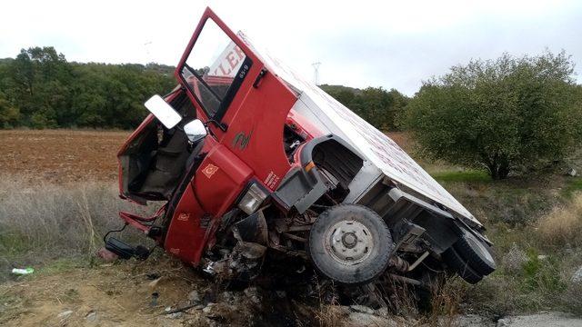 Tekirdağ’da kamyon şarampole uçtu: 3 yaralı