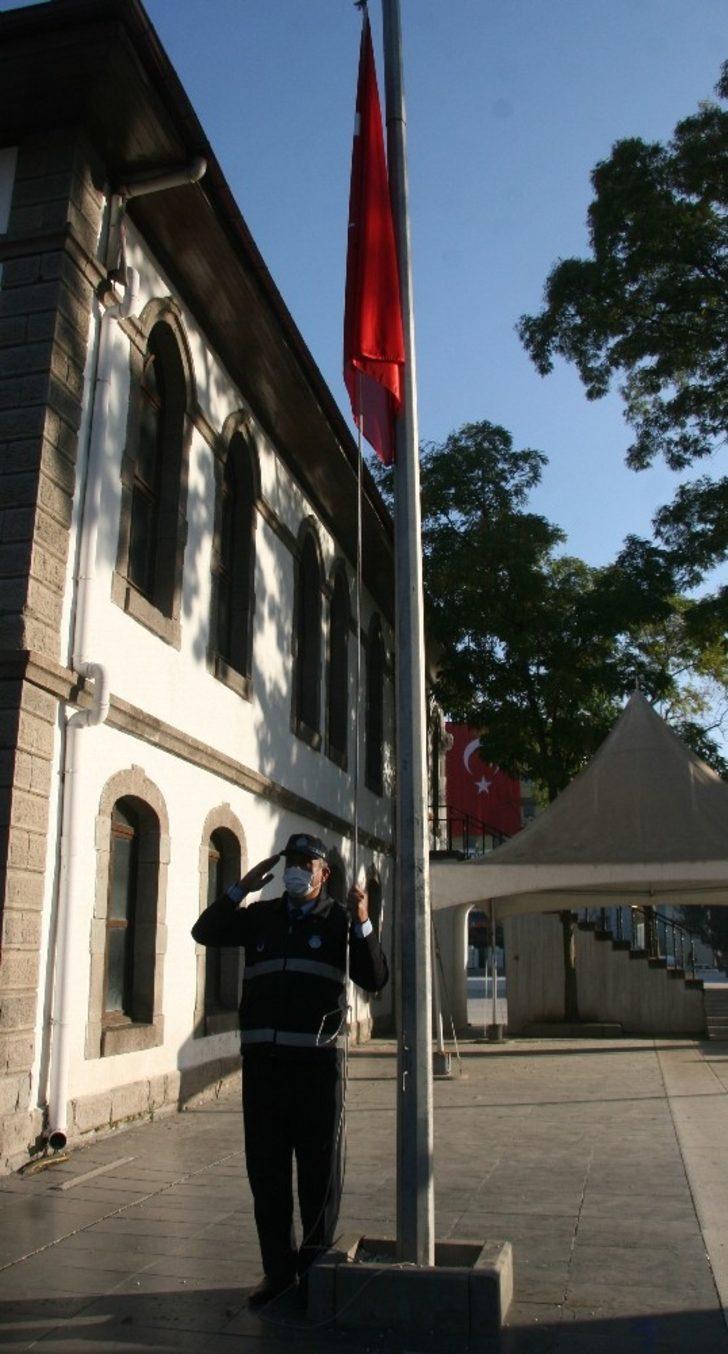 Afyonkarahisar’da saatler 09.05’i gösterdiğinde adeta hayat durdu G5