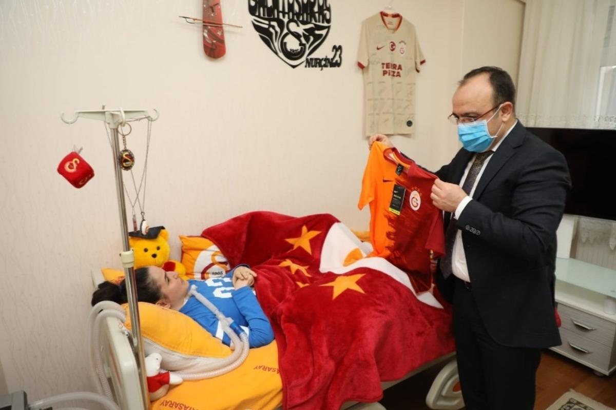 Vali Yırık, kas hastası Nur&ccedil;in&rsquo;e forma hediye etti