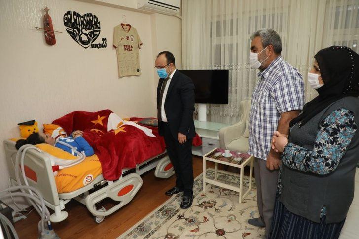 Vali Yırık, kas hastası Nurçin’e forma hediye etti G2