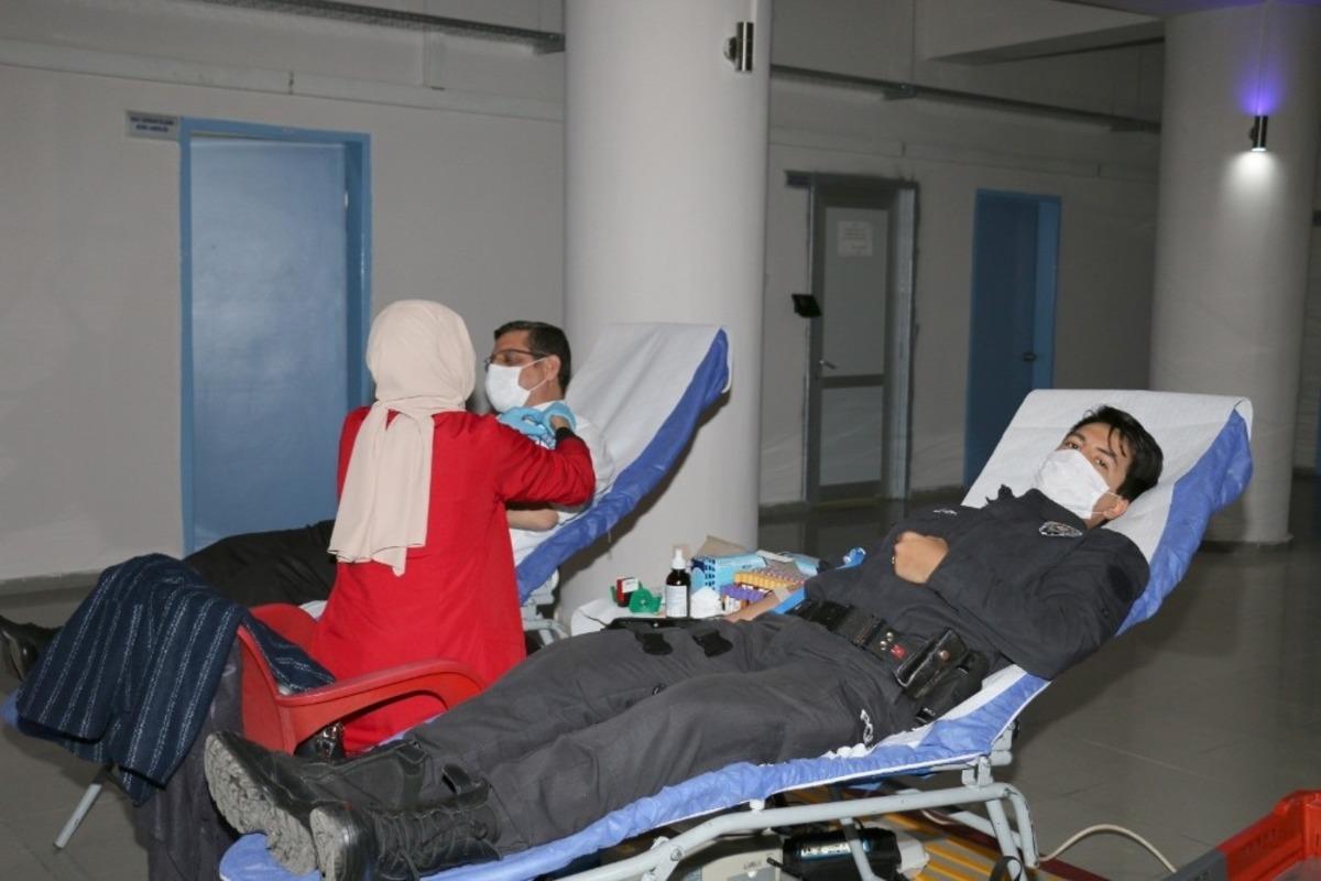 Ardahan&rsquo;da polislerden Kızılay&lsquo;a kan bağışı