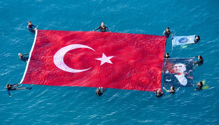 Türk bayrağı ve poster açtılar! Atatürk'ü denizde andılar