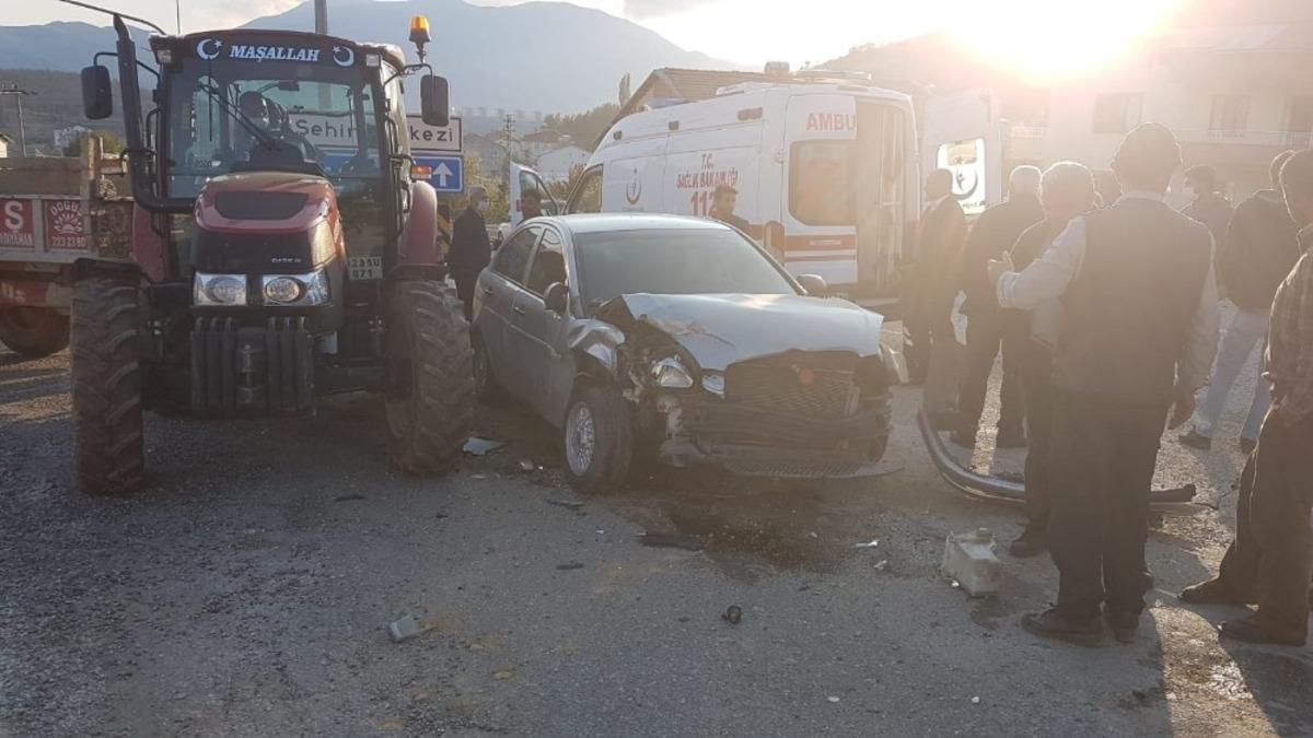 Otomobil ile trakt&ouml;r &ccedil;arpıştı: 1 yaralı