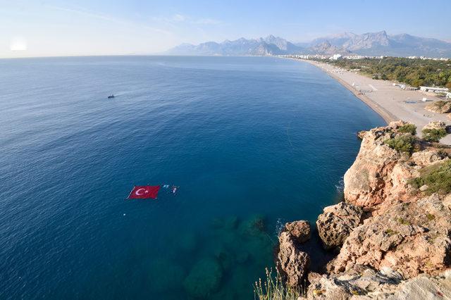 ataturku-denizde-turk-bayragi-ve-posterle-andilar_2507_dhaphoto3