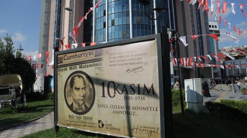 İzmit Belediyesi Ata&rsquo;yı tarihi manşetlerle andı