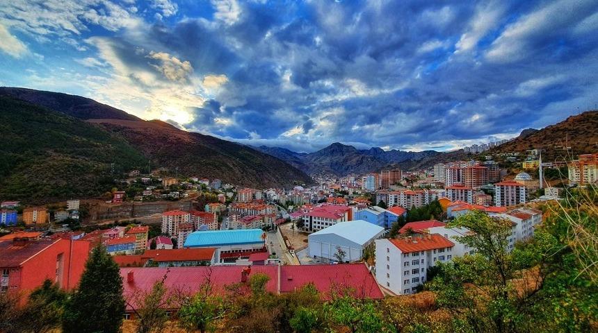 G&uuml;m&uuml;şhane&rsquo;ye 4 ayda yağan yağmurun 2 katı bir haftada yağdı