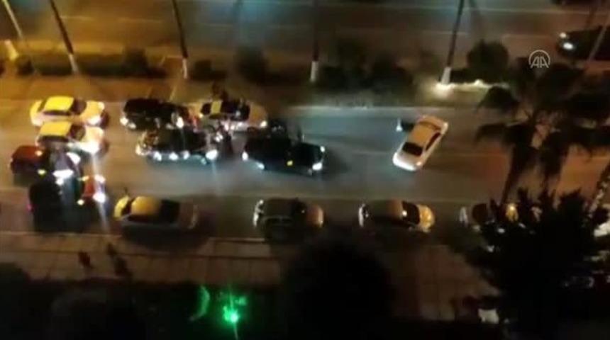 Trafiği durdurup halay çektiler! Bu görüntüler cezasız kalmadı