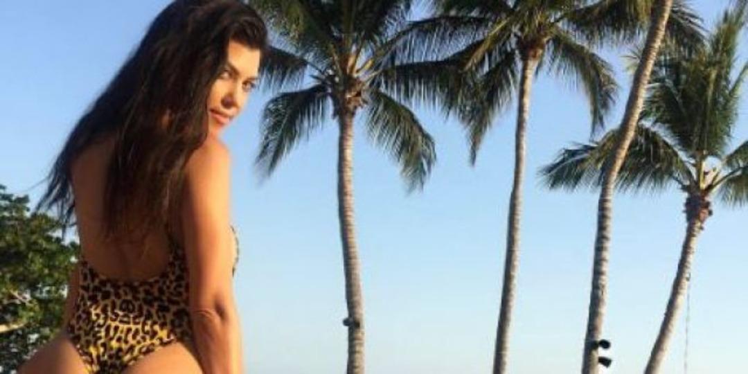 Abla Kardashian havuz başında