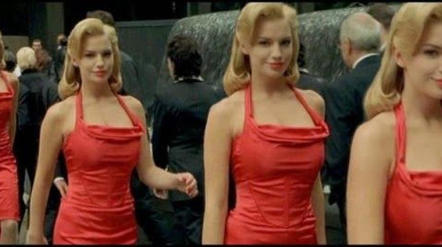 Oradan boşuna geçmiyormuş... Matrix’teki kırmızılı kadın gizemi 