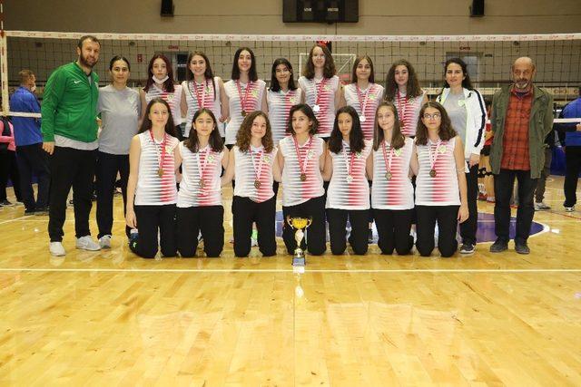 Manisa BBSK’lı voleybolcular kupalarını aldı