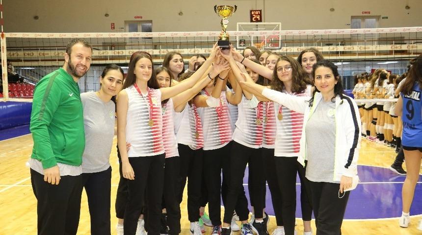 Manisa BBSK&rsquo;lı voleybolcular kupalarını aldı