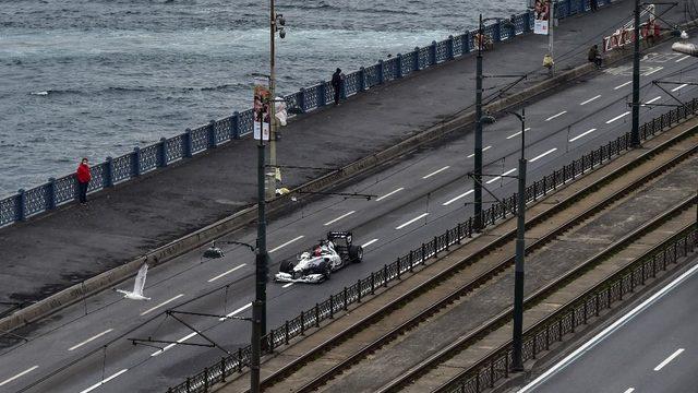 Galata köprüsünde Formula 1 şovu