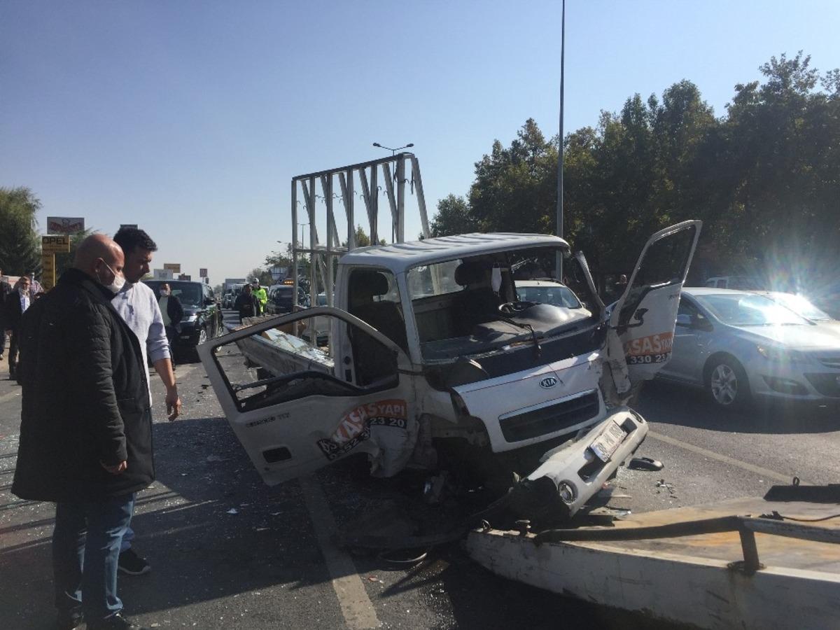 Freni patlayan kamyonet 3 araca &ccedil;arparak durabildi