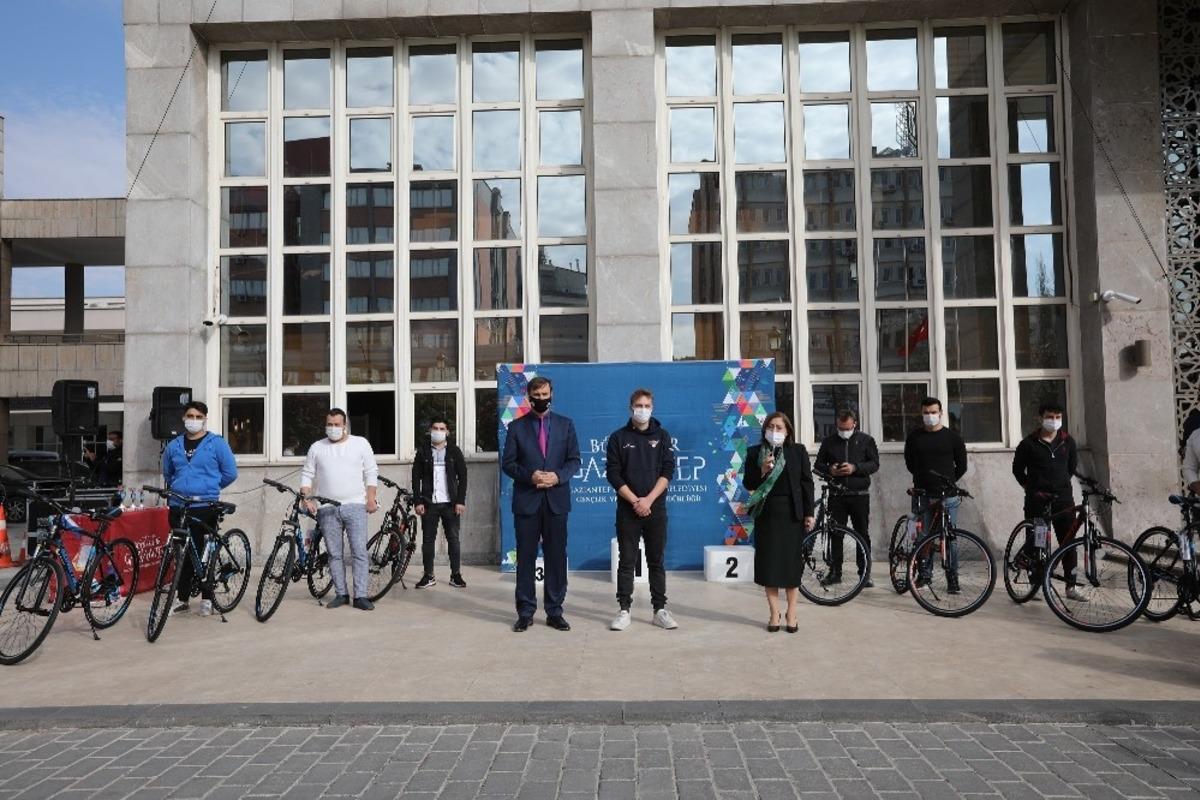 Gaziantep e-spor turnuvasında dereceye girenlere &ouml;d&uuml;lleri verildi