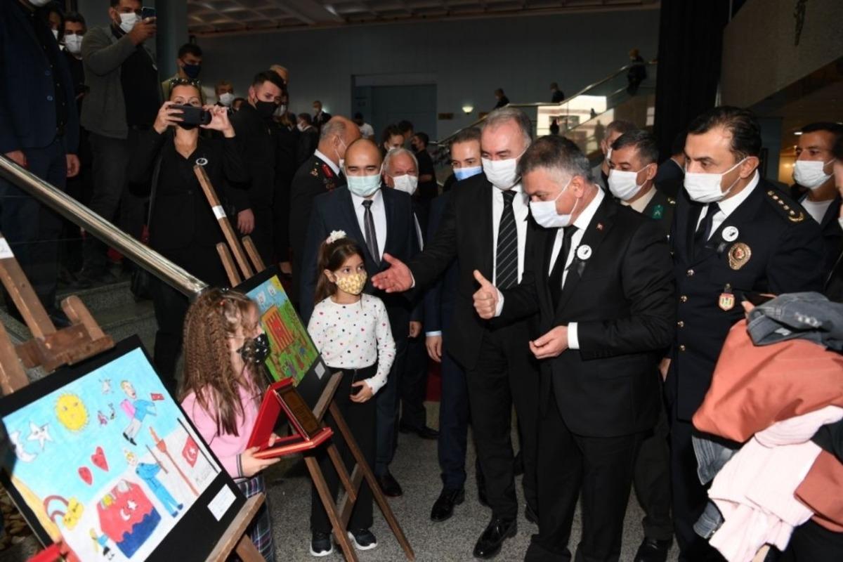 10 Kasım  resim, şiir, kompozisyon yarışmasında dereceye girenlere &ouml;d&uuml;lleri verildi