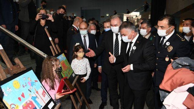 10 Kasım  resim, şiir, kompozisyon yarışmasında dereceye girenlere ödülleri verildi