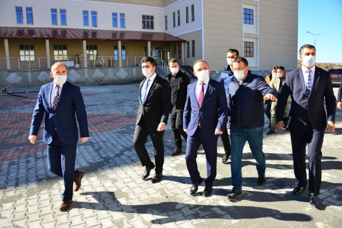 Vali H&uuml;seyin &Ouml;ner, yapımı devam eden eğitim yatırımlarını denetledi